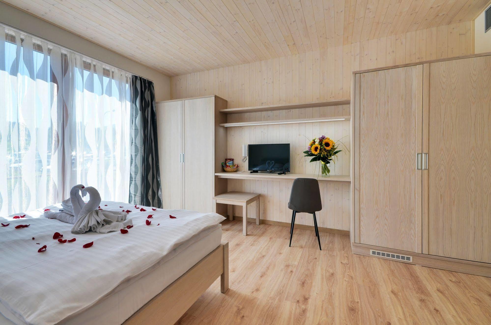 Green Inn Hotel Остравице Экстерьер фото